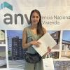Adjudicataria recibiendo las llaves de su vivienda