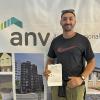 Adjudicatario recibiendo las llaves de su vivienda