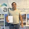 Adjudicatario recibiendo las llaves de su vivienda