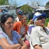 Vecinos sentados escuchando a las autoridades