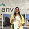Adjudicataria recibiendo las llaves de su vivienda
