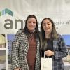 Adjudicatarias recibiendo las llaves de su vivienda