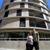 Pareja posando junto a fachada de edificio