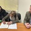 Adjudicatarios firmando
