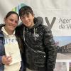 Adjudicatarios recibiendo las llaves de su vivienda