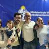 Familia recibiendo llaves