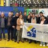 Autoridades entregando árbol a cooperativa sorteada