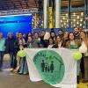 Autoridades entregando árbol a cooperativa sorteada